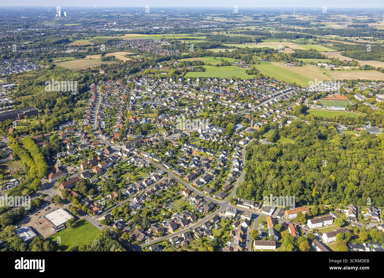 Vue aérienne, quartier résidentiel, vue sur le quartier de Heessen avec centre sportif, quartier de Heessen, Hamm, quartier de la Ruhr, Rhénanie du Nord-Westphalie, Allemagne, DE, UE Banque D'Images