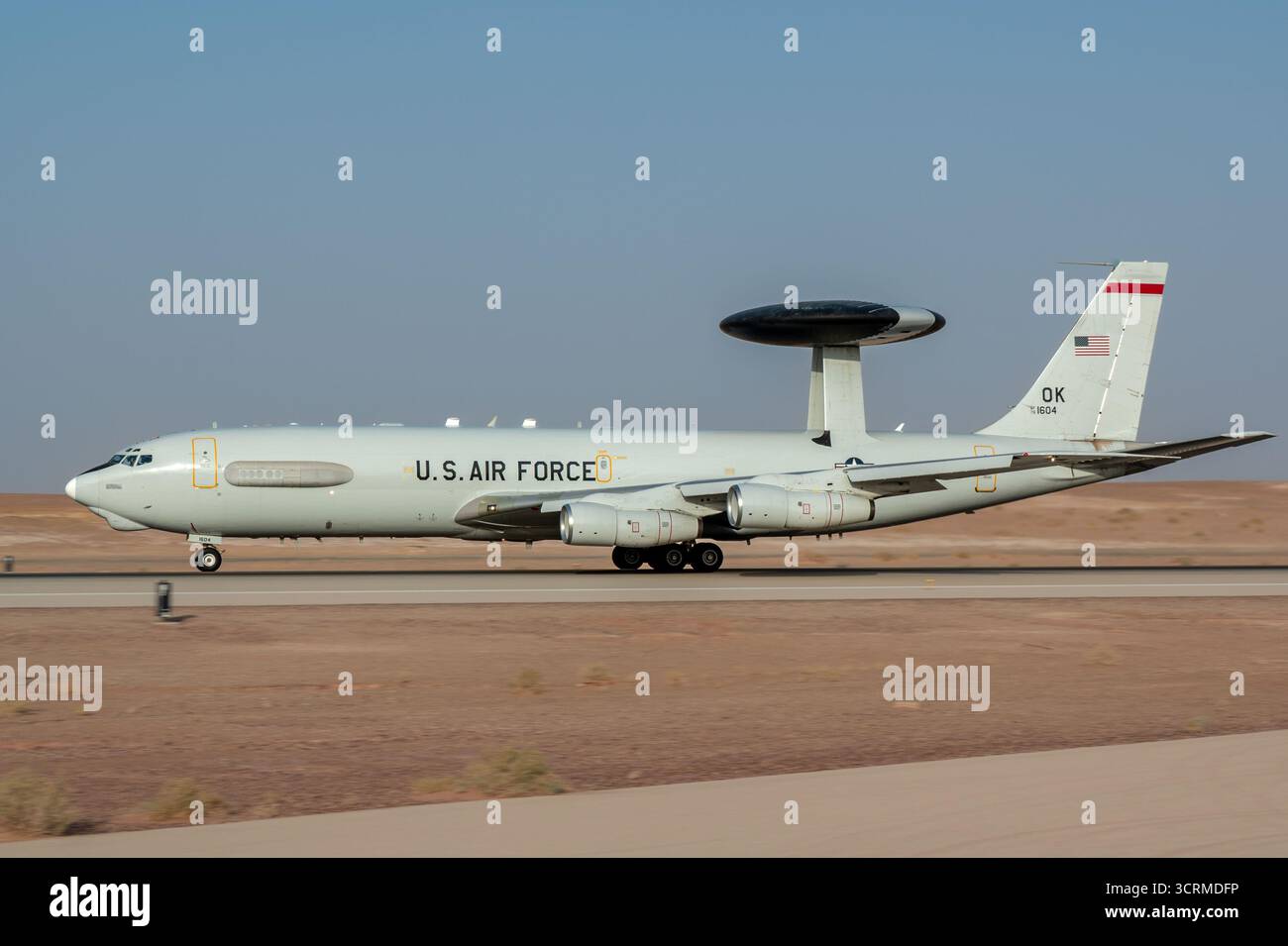 Un E-3 Sentry de l'US Air Force, affecté aux taxis du 960th Expeditionary Airborne Air Control Squadron dans la zone de Responsib du commandement central des États-Unis Banque D'Images
