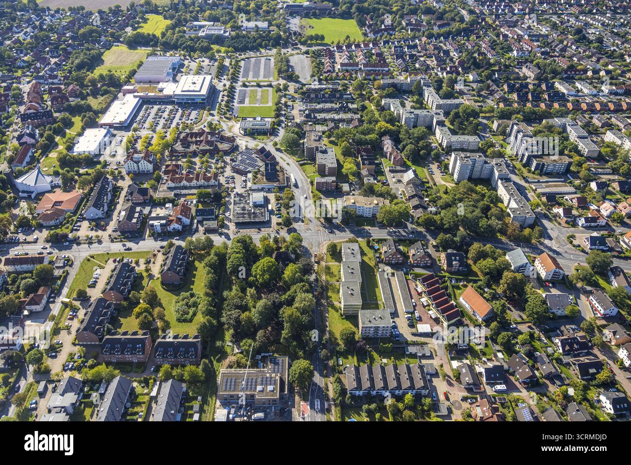 Vue aérienne, quartier résidentiel intersection de la circulation routière Ostwennemarstrasse et Alter Uentroper Weg, centre commercial avec supermarché Rewe, zone boisée Banque D'Images