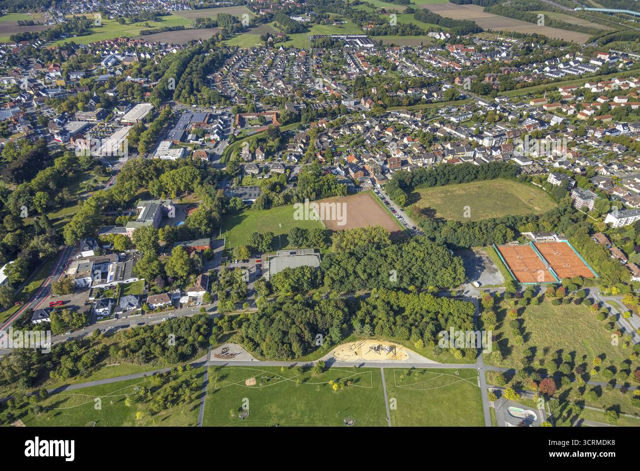 Vue aérienne, Lippepark avec Glueck-Auf-Stadion et aire de jeux, courts de tennis Tennisclub Herringen 1956 e. V., quartier résidentiel Herringen quartier, Hamm Banque D'Images