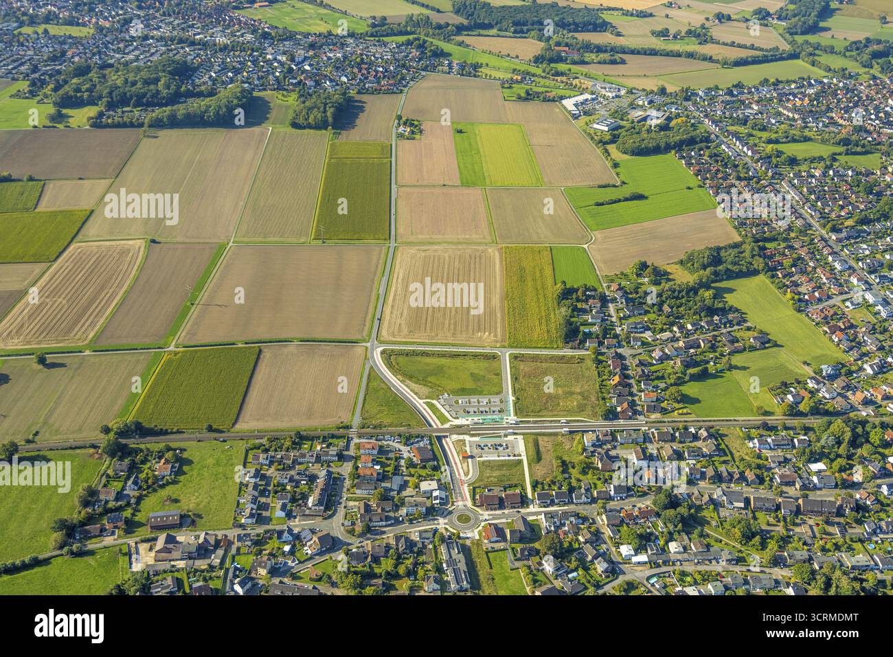Vue aérienne, arrêt prévu à Westtuennen, chantier de construction à Suedfeldweg et von-Thuenen-Strasse pour le futur arrêt de chemin de fer, prairies et champs à Banque D'Images