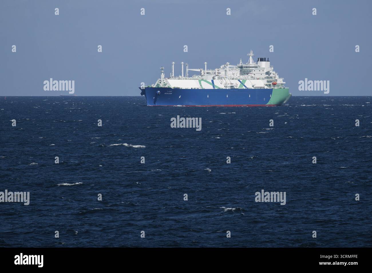 Méthanier Nuaijah par temps calme, mer Baltique, près de Rostock, Mecklembourg-Poméranie occidentale, Allemagne Banque D'Images