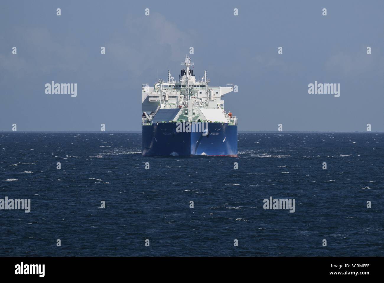 Méthanier Nuaijah par temps calme, mer Baltique, près de Rostock, Mecklembourg-Poméranie occidentale, Allemagne Banque D'Images