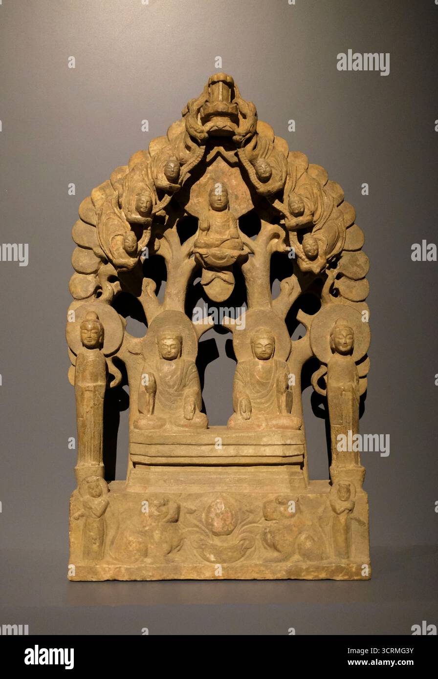 Singapour : 'Bouddha Shakyamuni et les trésors abondants Bouddha se rencontrent dans la conversation', sculpture de marbre de Chine de la dynastie Qi du Nord du vie siècle, Musée des civilisations asiatiques, bâtiment de la place de l'Impératrice. Le Qi du Nord, également connu sous le nom de Qi, plus tard Qi ou Gao Qi, était une dynastie impériale du Nord pendant les dynasties du Nord et du Sud. Fondé par l'empereur Wenxuan (Gao Yang) en 550 EC, le Qi du Nord était un État successeur de la dynastie Wei orientale. Parmi les trois principaux états de Chine à l'époque (les autres étant les dynasties Zhou du Nord et Chen), le Qi du Nord était initialement le stron Banque D'Images