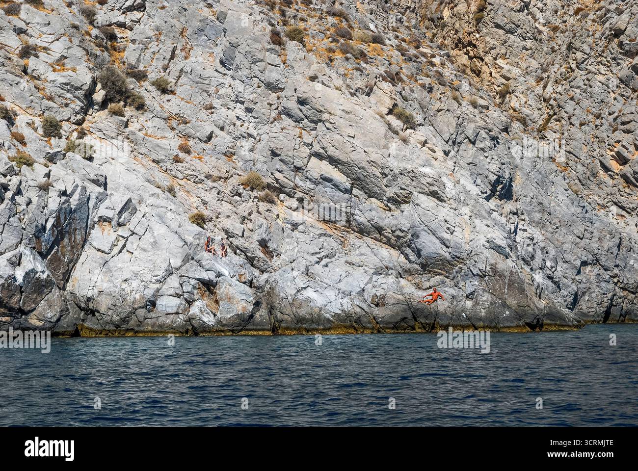 Les gens sur les rochers au bord de la mer, Grèce Banque D'Images