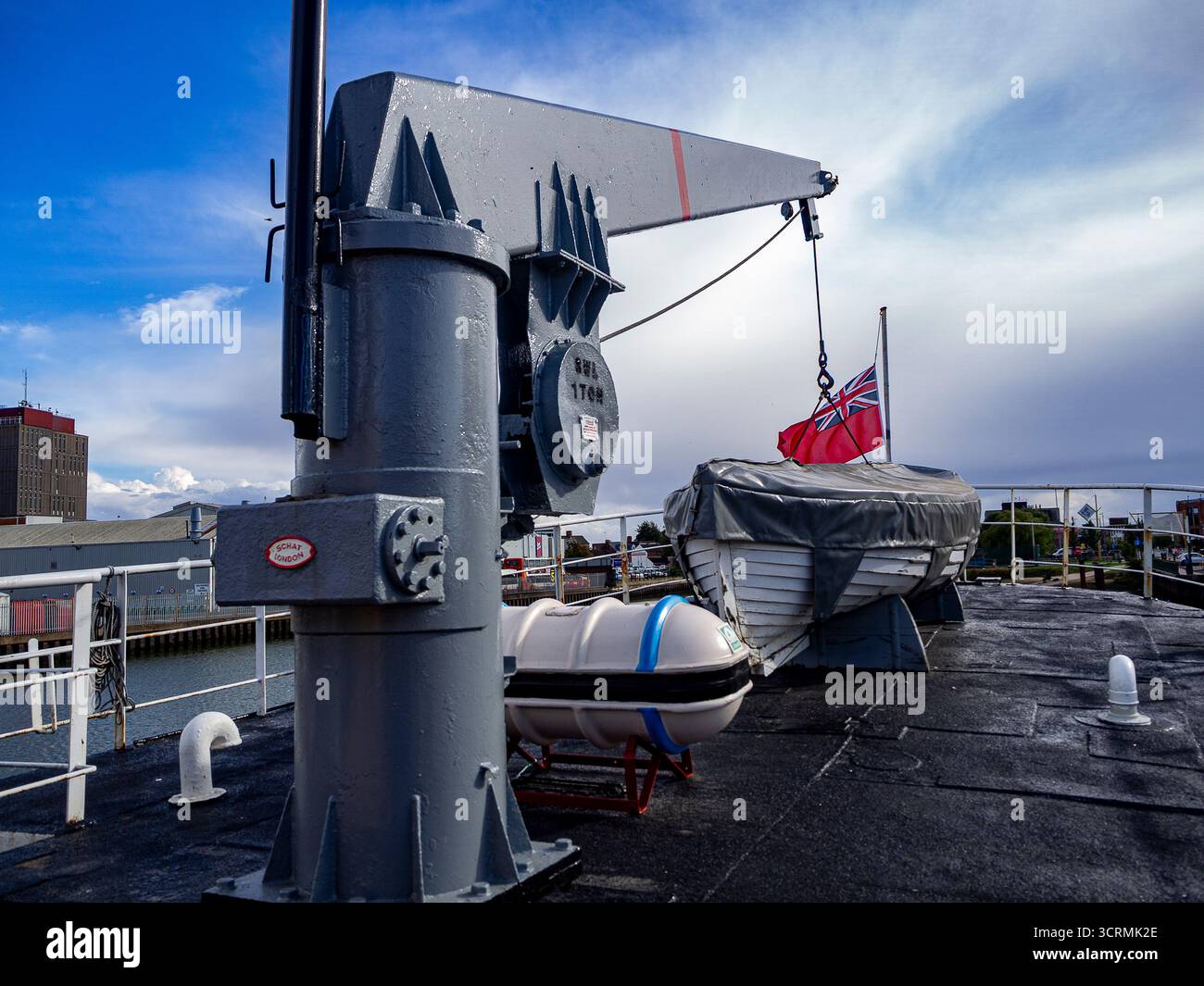 Le Ross Tiger est un chalutier Grimsby des années 1950, considéré comme le plus ancien chalutier latéral diesel survivant au Royaume-Uni. Pont supérieur, grue pour déplacer le canot de sauvetage. Banque D'Images