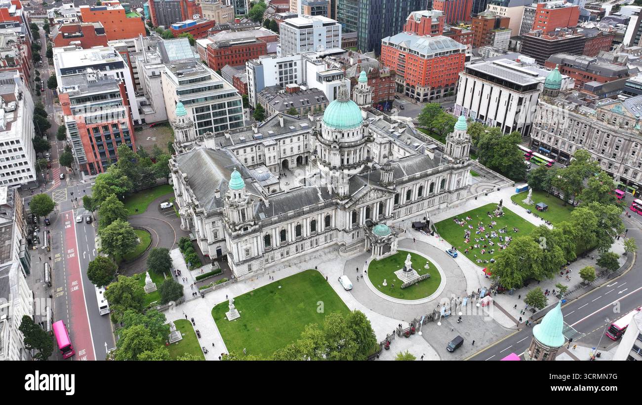 Vue aérienne de la grande façade de l'hôtel de ville de Belfast et des pelouses bien entretenues, une symphonie de brillance architecturale contre la tapisserie urbaine, Belfast, Nord Banque D'Images