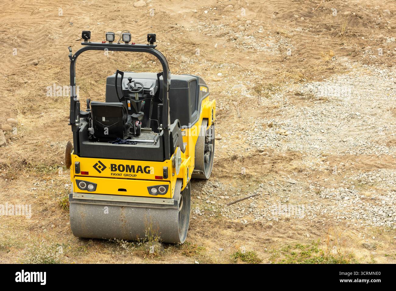 Bansko, Bulgarie - 25 septembre 2025 : compacteur de sol sur le nouveau site de construction du parc. Galet roulant stationné Banque D'Images