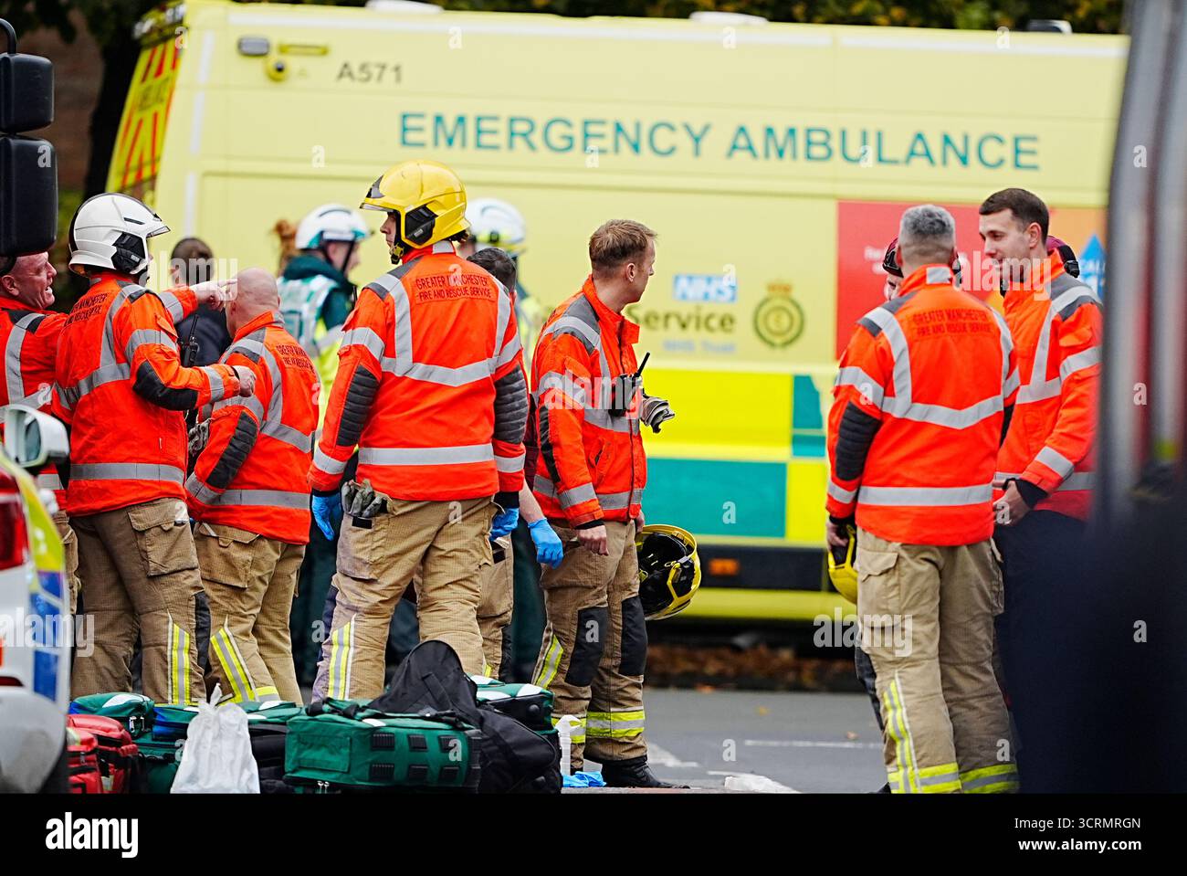 Services d'urgence sur les lieux d'un incident à la synagogue Hebrew Congregation de Heaton Park à Crumpsall, Manchester, où la police a tiré sur un suspect après que plusieurs personnes ont été poignardées et une voiture a été conduite sur des membres du public. Date de la photo : jeudi 2 octobre 2025. Banque D'Images