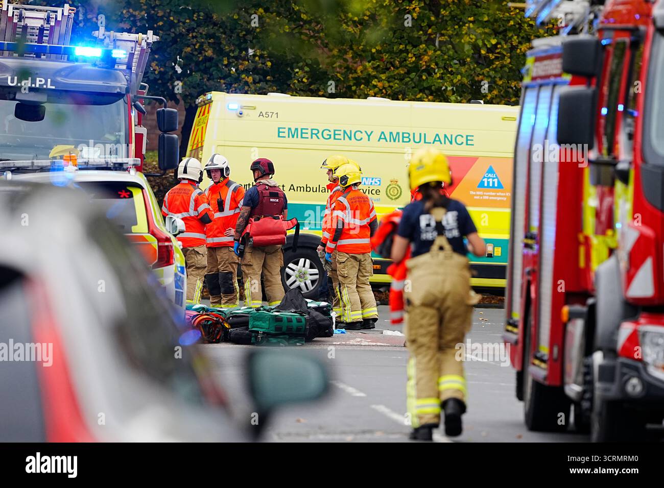 Services d'urgence sur les lieux d'un incident à la synagogue Hebrew Congregation de Heaton Park à Crumpsall, Manchester, où la police a tiré sur un suspect après que plusieurs personnes ont été poignardées et une voiture a été conduite sur des membres du public. Date de la photo : jeudi 2 octobre 2025. Banque D'Images