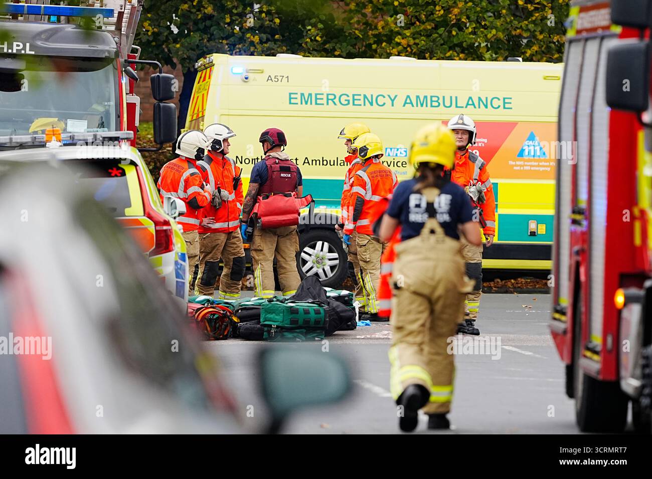 Services d'urgence sur les lieux d'un incident à la synagogue Hebrew Congregation de Heaton Park à Crumpsall, Manchester, où la police a tiré sur un suspect après que plusieurs personnes ont été poignardées et une voiture a été conduite sur des membres du public. Date de la photo : jeudi 2 octobre 2025. Banque D'Images