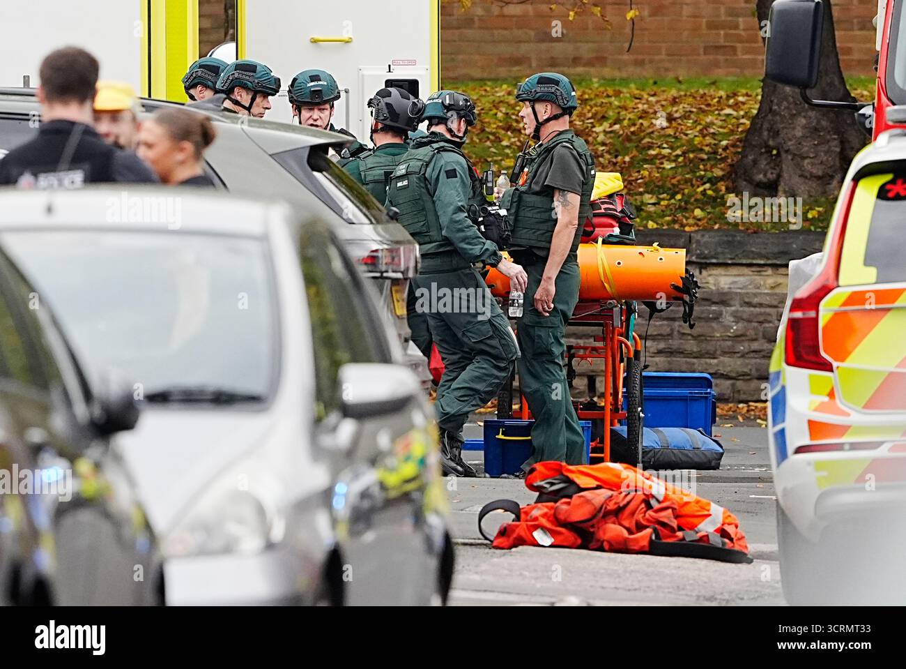Services d'urgence sur les lieux d'un incident à la synagogue Hebrew Congregation de Heaton Park à Crumpsall, Manchester, où la police a tiré sur un suspect après que plusieurs personnes ont été poignardées et une voiture a été conduite sur des membres du public. Date de la photo : jeudi 2 octobre 2025. Banque D'Images