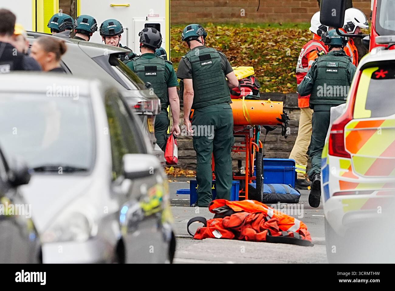 Services d'urgence sur les lieux d'un incident à la synagogue Hebrew Congregation de Heaton Park à Crumpsall, Manchester, où la police a tiré sur un suspect après que plusieurs personnes ont été poignardées et une voiture a été conduite sur des membres du public. Date de la photo : jeudi 2 octobre 2025. Banque D'Images