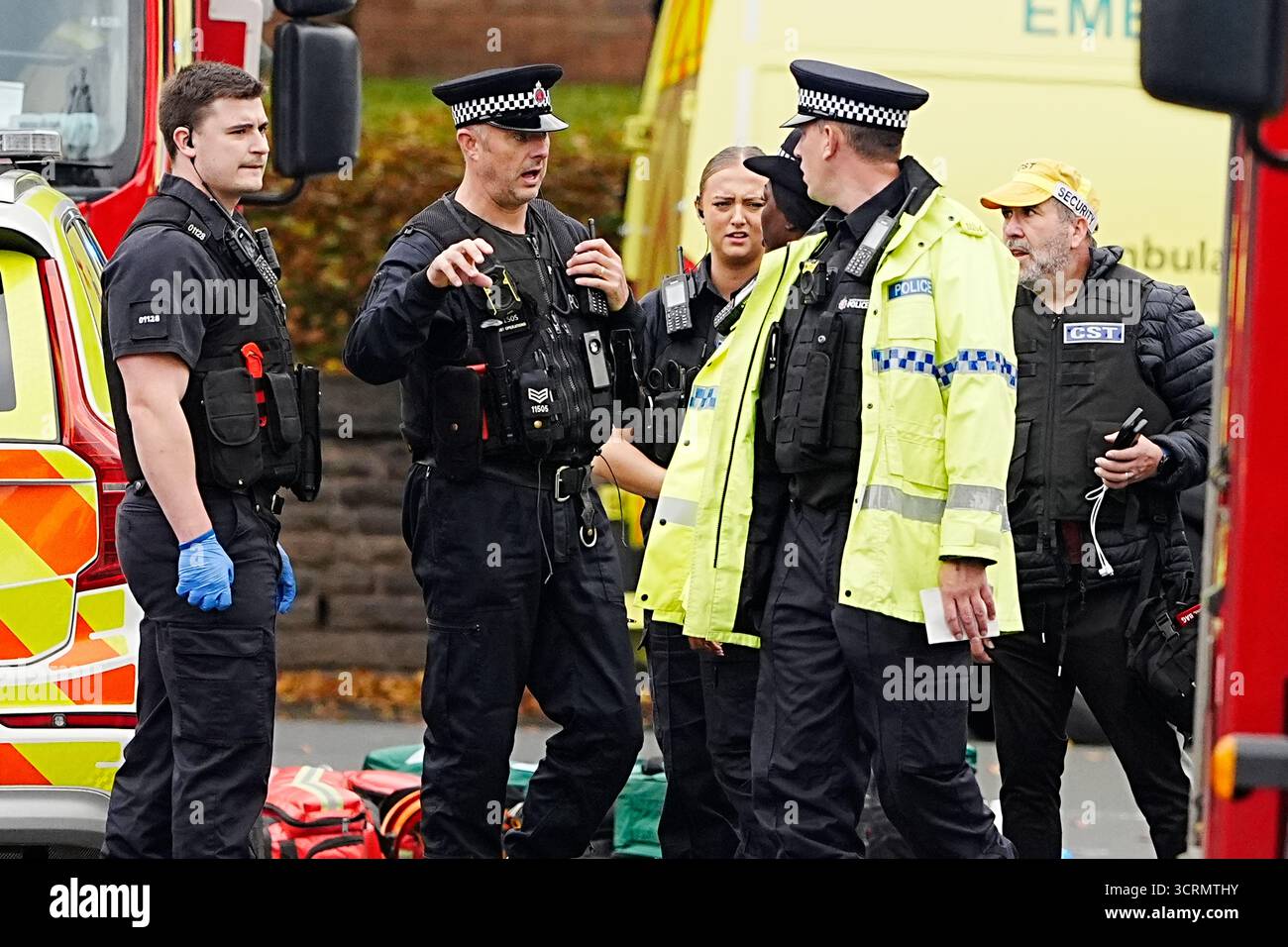 Services d'urgence sur les lieux d'un incident à la synagogue Hebrew Congregation de Heaton Park à Crumpsall, Manchester, où la police a tiré sur un suspect après que plusieurs personnes ont été poignardées et une voiture a été conduite sur des membres du public. Date de la photo : jeudi 2 octobre 2025. Banque D'Images