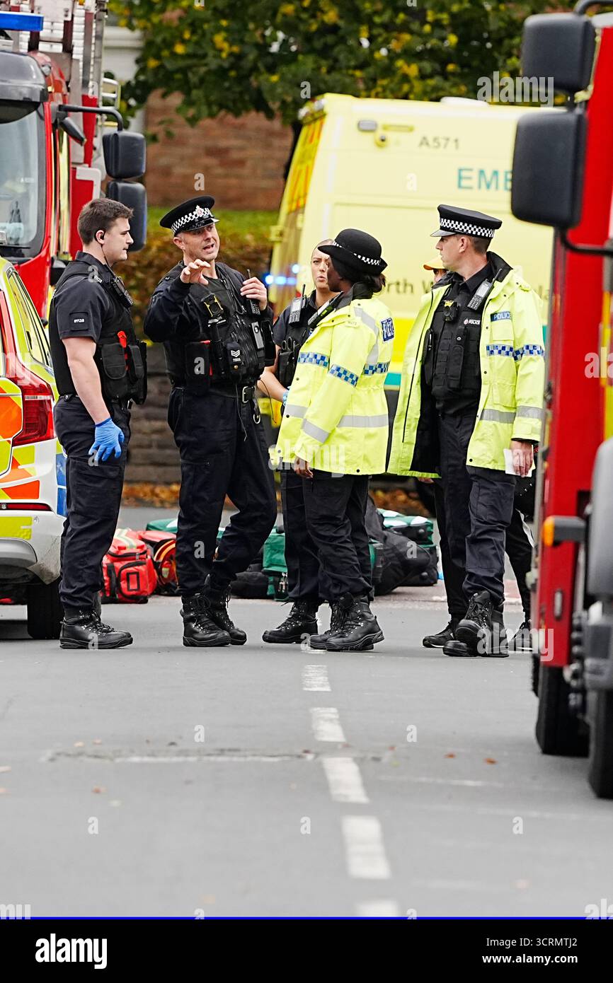 Services d'urgence sur les lieux d'un incident à la synagogue Hebrew Congregation de Heaton Park à Crumpsall, Manchester, où la police a tiré sur un suspect après que plusieurs personnes ont été poignardées et une voiture a été conduite sur des membres du public. Date de la photo : jeudi 2 octobre 2025. Banque D'Images