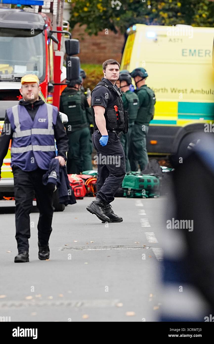 Services d'urgence sur les lieux d'un incident à la synagogue Hebrew Congregation de Heaton Park à Crumpsall, Manchester, où la police a tiré sur un suspect après que plusieurs personnes ont été poignardées et une voiture a été conduite sur des membres du public. Date de la photo : jeudi 2 octobre 2025. Banque D'Images