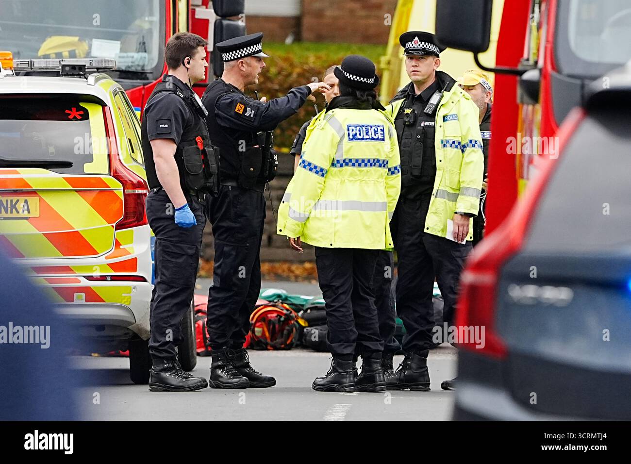Services d'urgence sur les lieux d'un incident à la synagogue Hebrew Congregation de Heaton Park à Crumpsall, Manchester, où la police a tiré sur un suspect après que plusieurs personnes ont été poignardées et une voiture a été conduite sur des membres du public. Date de la photo : jeudi 2 octobre 2025. Banque D'Images