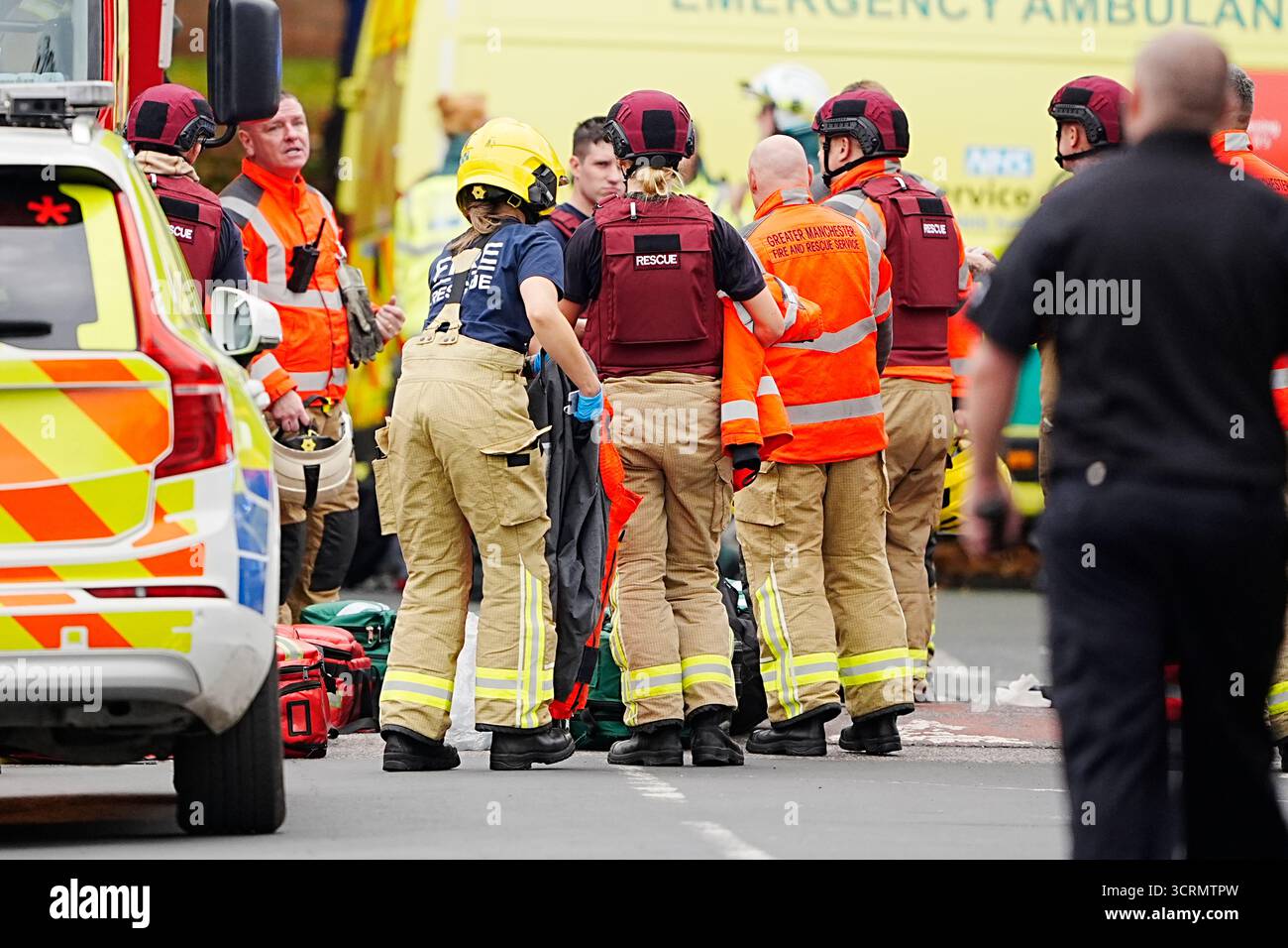 Services d'urgence sur les lieux d'un incident à la synagogue Hebrew Congregation de Heaton Park à Crumpsall, Manchester, où la police a tiré sur un suspect après que plusieurs personnes ont été poignardées et une voiture a été conduite sur des membres du public. Date de la photo : jeudi 2 octobre 2025. Banque D'Images