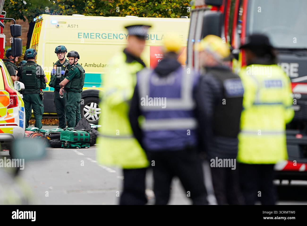 Services d'urgence sur les lieux d'un incident à la synagogue Hebrew Congregation de Heaton Park à Crumpsall, Manchester, où la police a tiré sur un suspect après que plusieurs personnes ont été poignardées et une voiture a été conduite sur des membres du public. Date de la photo : jeudi 2 octobre 2025. Banque D'Images