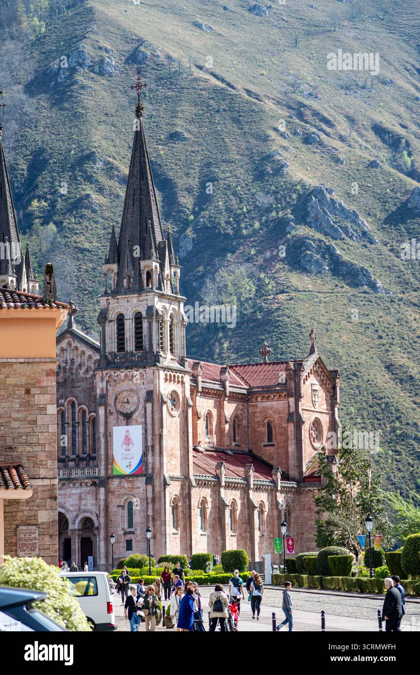 COVADONGA, ESPAGNE - 6 AVRIL 2025 : Covadonga dans les Asturies est un village de montagne historique connu pour sa grotte sacrée, sa basilique et sa nature magnifique Banque D'Images