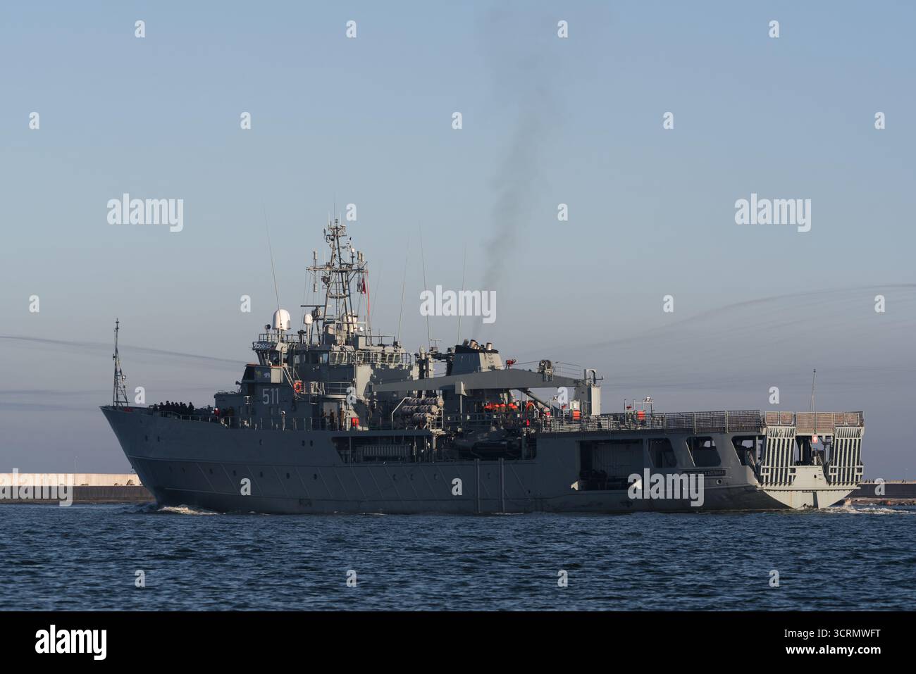 SWINOUJSCIE, POMÉRANIE OCCIDENTALE - POLOGNE - 20 JANVIER 2025 : le navire de la marine polonaise ORP X.Czernicki prend la mer Banque D'Images