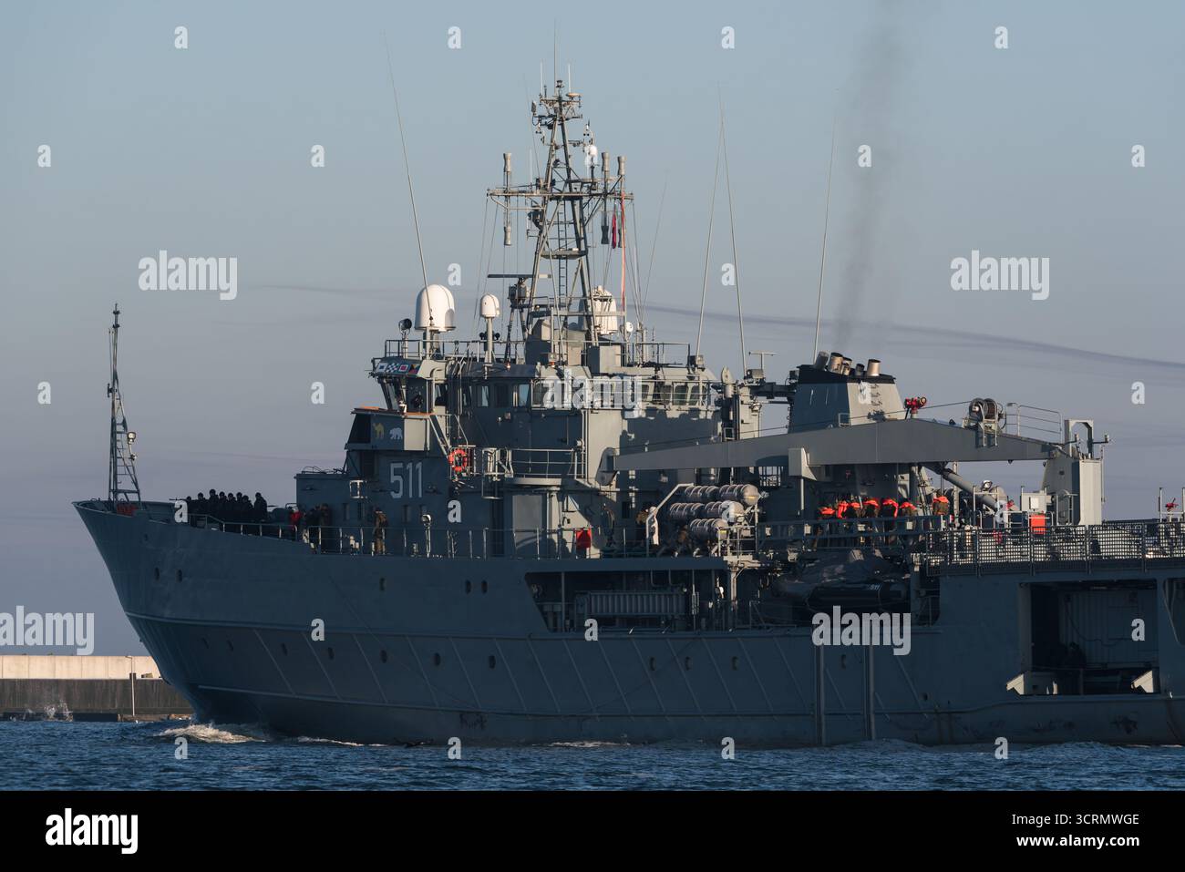 SWINOUJSCIE, POMÉRANIE OCCIDENTALE - POLOGNE - 20 JANVIER 2025 : le navire de la marine polonaise ORP X.Czernicki prend la mer Banque D'Images