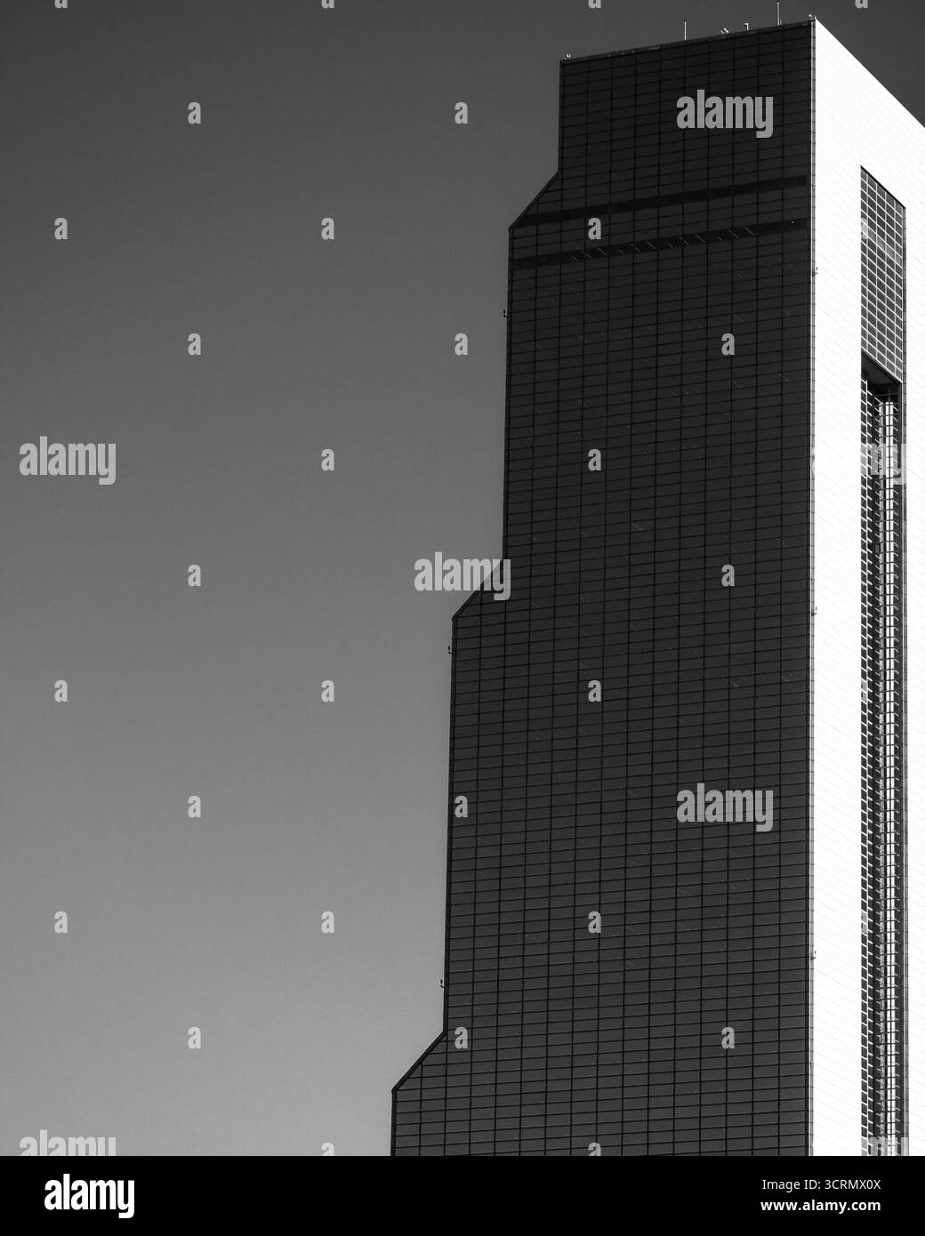 Gratte-ciel en verre à Gangnam, Séoul, se rétrécit comme un escalier, reflétant le ciel bleu et la lumière du soleil sur sa façade en miroir élégante sous un ciel clair et ensoleillé Banque D'Images