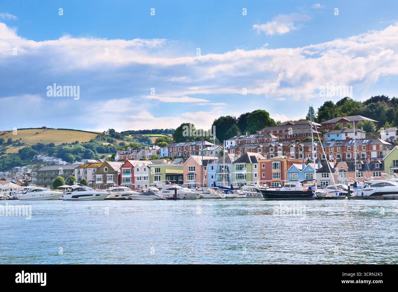 Appartements et yachts colorés de maison de ville pastel au bord de la rivière à Dart Marina, River Dart, Dartmouth, South Hams, Devon Angleterre Royaume-Uni. Kay Elliott architectes Banque D'Images