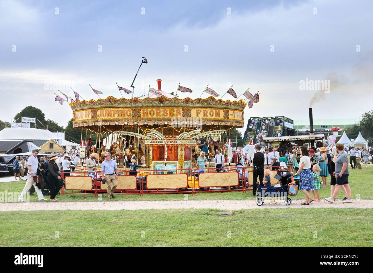 Carrousel vintage au célèbre Goodwood Revival, West Sussex, Angleterre, Royaume-Uni. Carrousels, manège. Banque D'Images