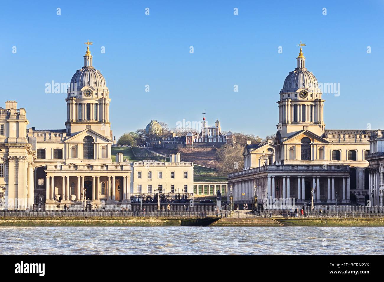 Vue sur la Tamise en regardant l'Observatoire royal sur une colline dans Greenwich Park entre les dômes de l'Old Royal Naval College, Londres Angleterre Royaume-Uni. GMT Banque D'Images
