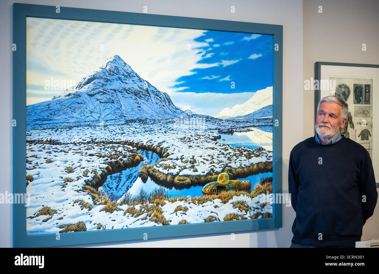 The Scottish Gallery, Édimbourg, Écosse, Royaume-Uni, 02 octobre 2025, 50 ans de Naboland et de la famille Behrens : Reinhard Behrens a créé un univers alternatif, Naboland, dans ses peintures depuis 50 ans dans une nouvelle exposition. La terre mythique de Naboland présente des expéditions sous-marines, des paysages marins oniriques et des cartographies imaginatives. Sur la photo : Reinhard Behrens avec certaines de ses œuvres. Crédit : Sally Anderson/Alamy Live News Banque D'Images