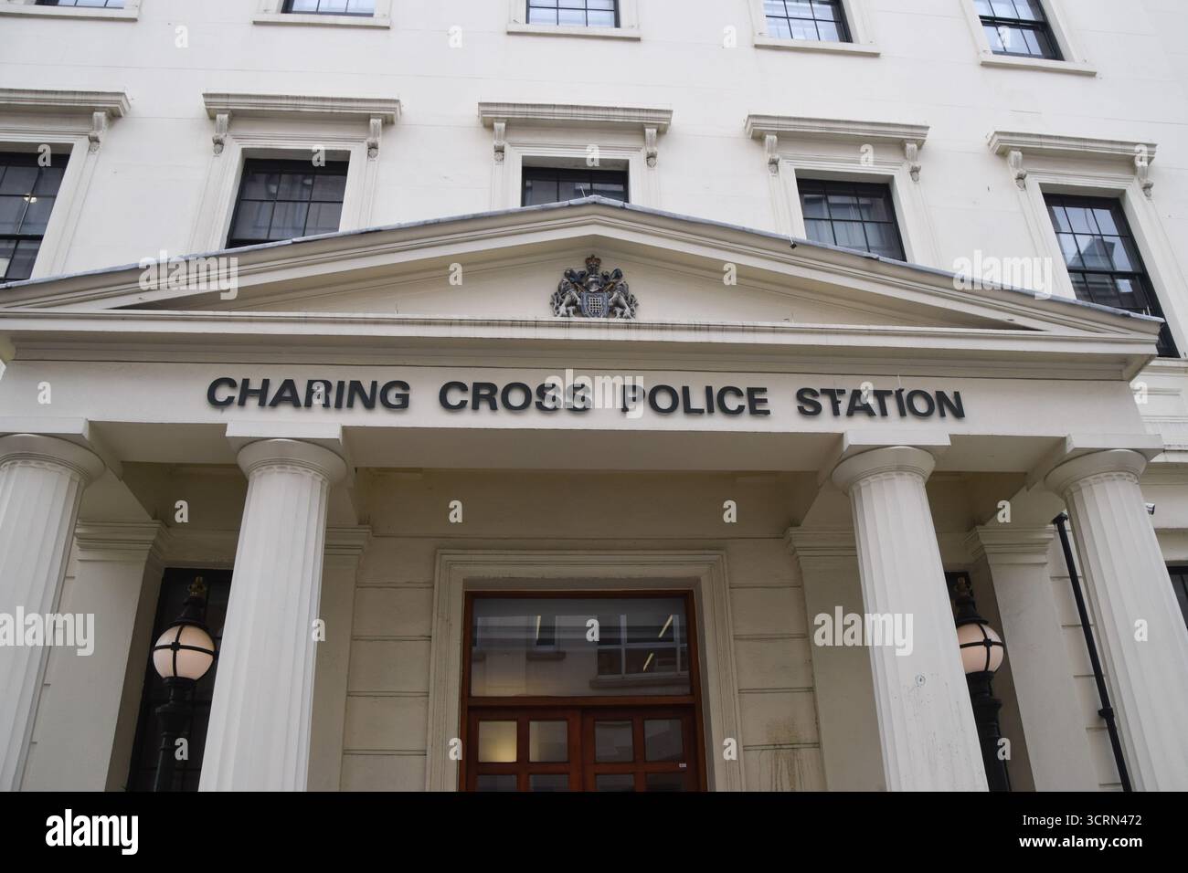Londres, Angleterre, Royaume-Uni. 2 octobre 2025. Vue extérieure du commissariat de police de Charing Cross alors que neuf policiers du commissariat près de Trafalgar Square sont suspendus pour cause de force excessive présumée sur les suspects, de soutien à l'extrême droite et de commentaires discriminatoires et misogynes. (Crédit image : © Vuk Valcic/ZUMA Press Wire) USAGE ÉDITORIAL SEULEMENT ! Non destiné à UN USAGE commercial ! Banque D'Images