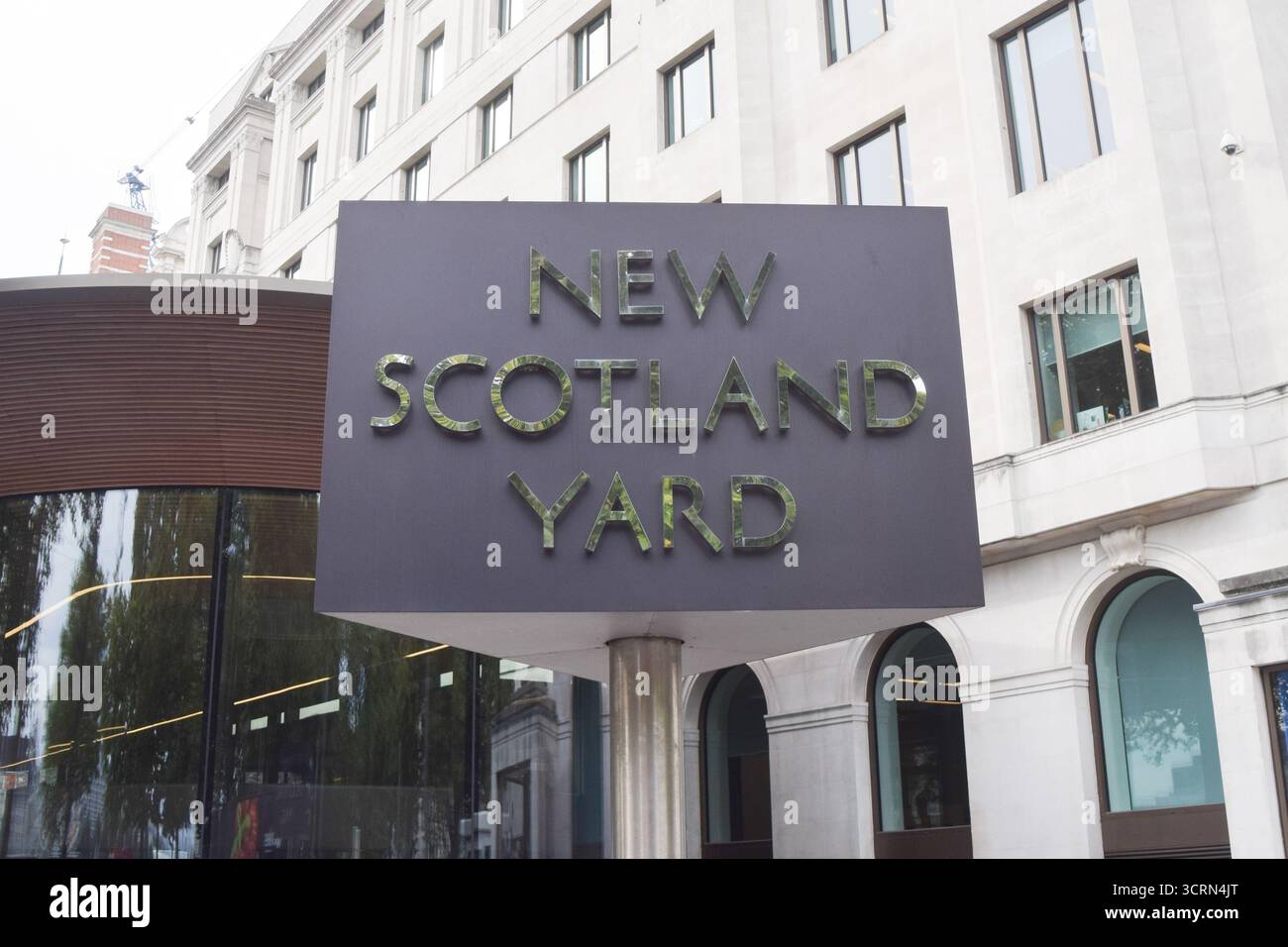 Londres, Royaume-Uni. 2 octobre 2025. Vue extérieure de New Scotland Yard, le quartier général de la police métropolitaine à Westminster, alors que neuf officiers du poste de police de Charing Cross près de Trafalgar Square sont suspendus pour cause de force excessive présumée sur les suspects, de soutien à l'extrême droite et de commentaires discriminatoires et misogynes. Crédit : Vuk Valcic/Alamy Live News Banque D'Images