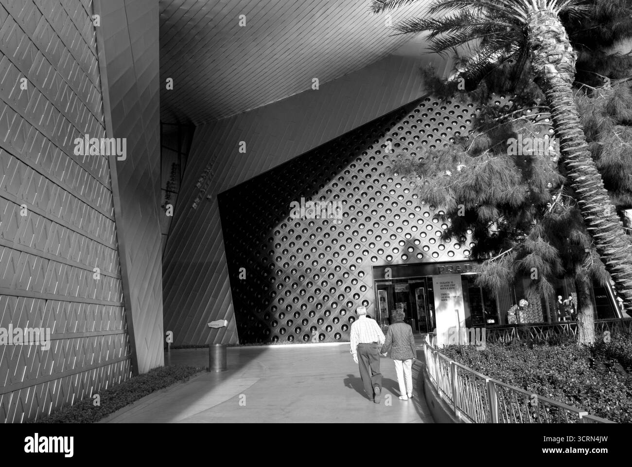 Couple caucasien senior se tenant par la main tout en marchant au centre-ville, Las Vegas, Nevada, États-Unis. Banque D'Images