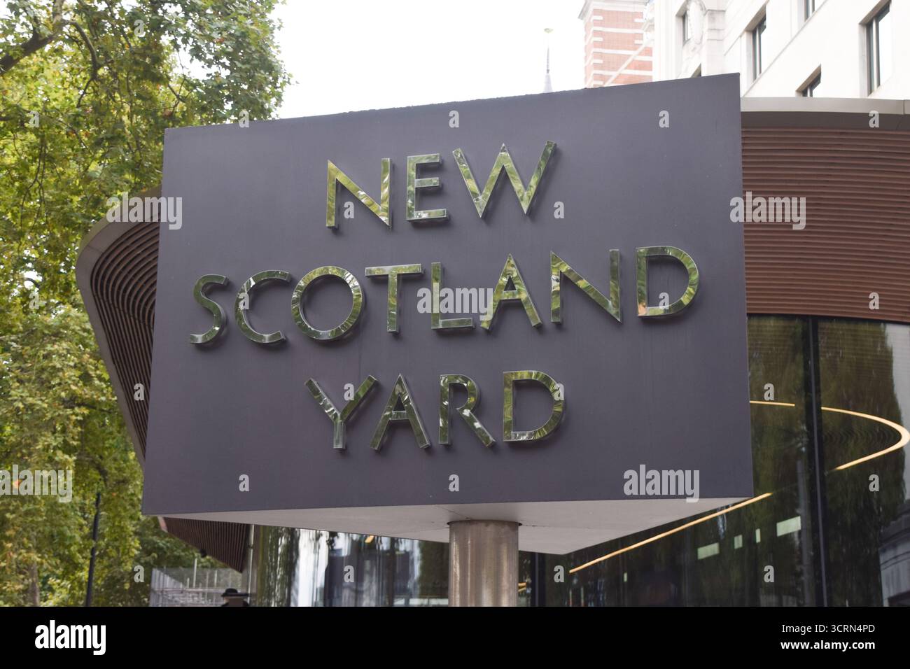 Londres, Royaume-Uni. 2 octobre 2025. Vue extérieure de New Scotland Yard, le quartier général de la police métropolitaine à Westminster, alors que neuf officiers du poste de police de Charing Cross près de Trafalgar Square sont suspendus pour cause de force excessive présumée sur les suspects, de soutien à l'extrême droite et de commentaires discriminatoires et misogynes. Crédit : Vuk Valcic/Alamy Live News Banque D'Images