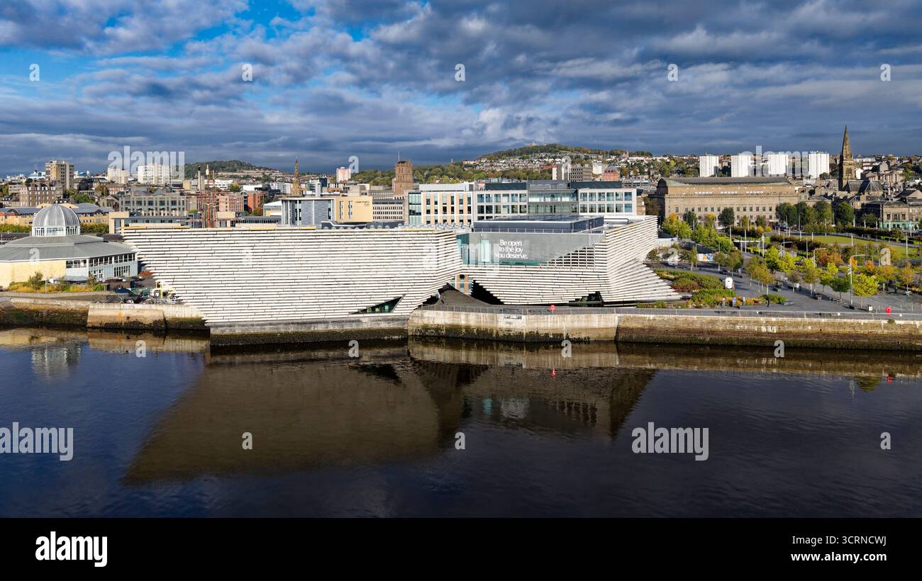 V&A Dundee design Museum Scotland conçu par Kengo Kuma et situé sur Discovery Wharf surplombant la rivière Tay Banque D'Images