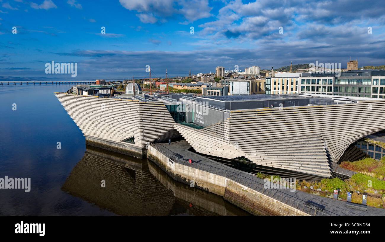 V&A Dundee design Museum Scotland bâtiment unique situé sur le front de mer surplombant la rivière Tay à la fin de l'été Banque D'Images
