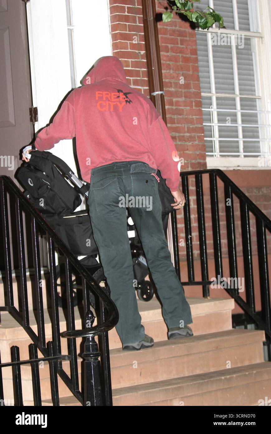 Chris Martin de Coldplay ramène sa fille Apple à la maison après un dîner avec Gwyneth Paltrow à New York - 13/06/04 Banque D'Images