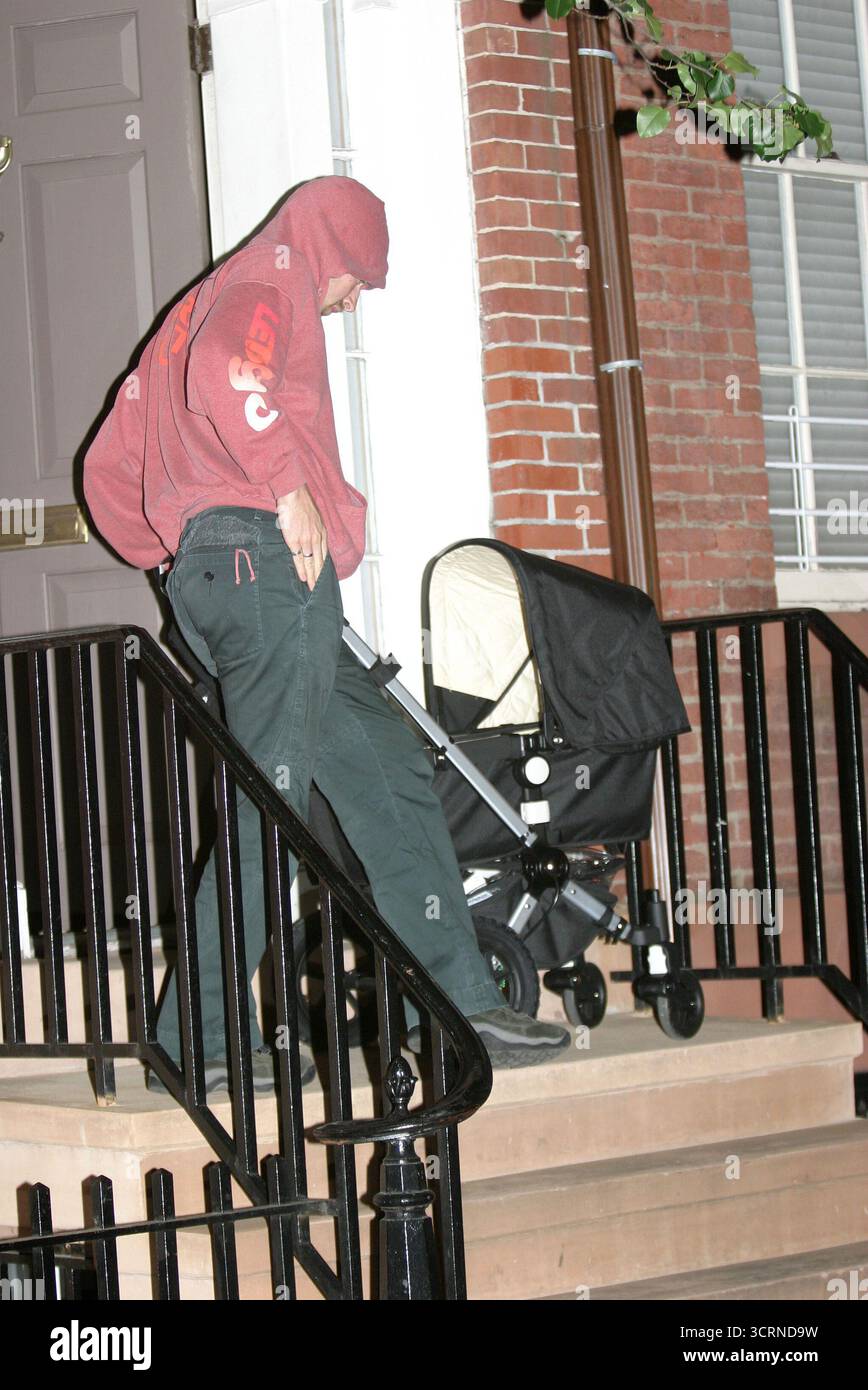 Chris Martin de Coldplay ramène sa fille Apple à la maison après un dîner avec Gwyneth Paltrow à New York - 13/06/04 Banque D'Images