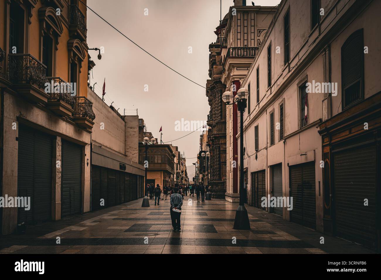 Rue piétonne avec des bâtiments coloniaux dans le centre de Lima, Pérou. Banque D'Images
