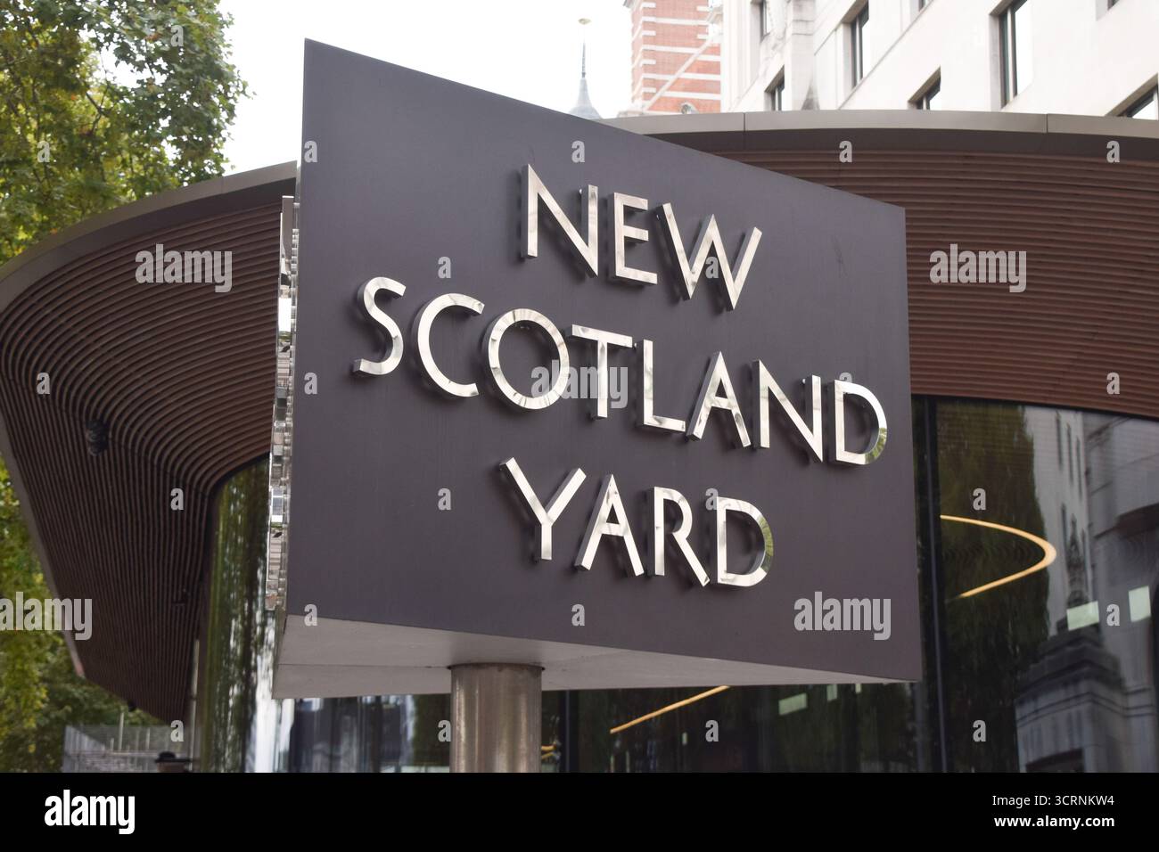 Londres, Royaume-Uni. 02 octobre 2025. Vue générale du panneau à New Scotland Yard, le siège de la police métropolitaine à Westminster, alors que neuf officiers du poste de police de Charing Cross près de Trafalgar Square sont suspendus pour cause de force excessive présumée sur les suspects, de soutien à l'extrême droite et de commentaires discriminatoires et misogynes. Crédit : SOPA images Limited/Alamy Live News Banque D'Images
