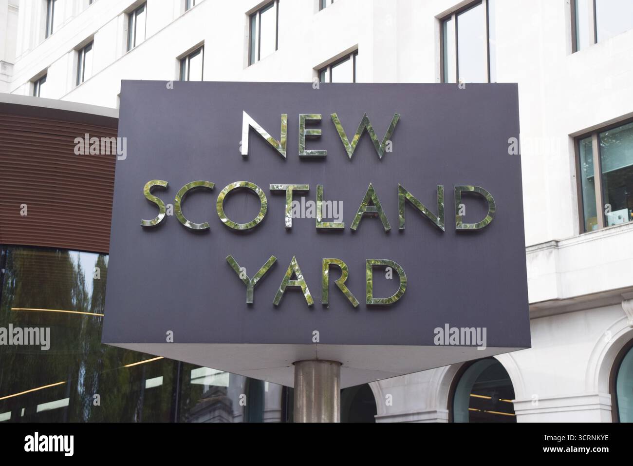 Londres, Royaume-Uni. 02 octobre 2025. Vue générale du panneau à New Scotland Yard, le siège de la police métropolitaine à Westminster, alors que neuf officiers du poste de police de Charing Cross près de Trafalgar Square sont suspendus pour cause de force excessive présumée sur les suspects, de soutien à l'extrême droite et de commentaires discriminatoires et misogynes. (Photo de Vuk Valcic/SOPA images/SIPA USA) crédit : SIPA USA/Alamy Live News Banque D'Images