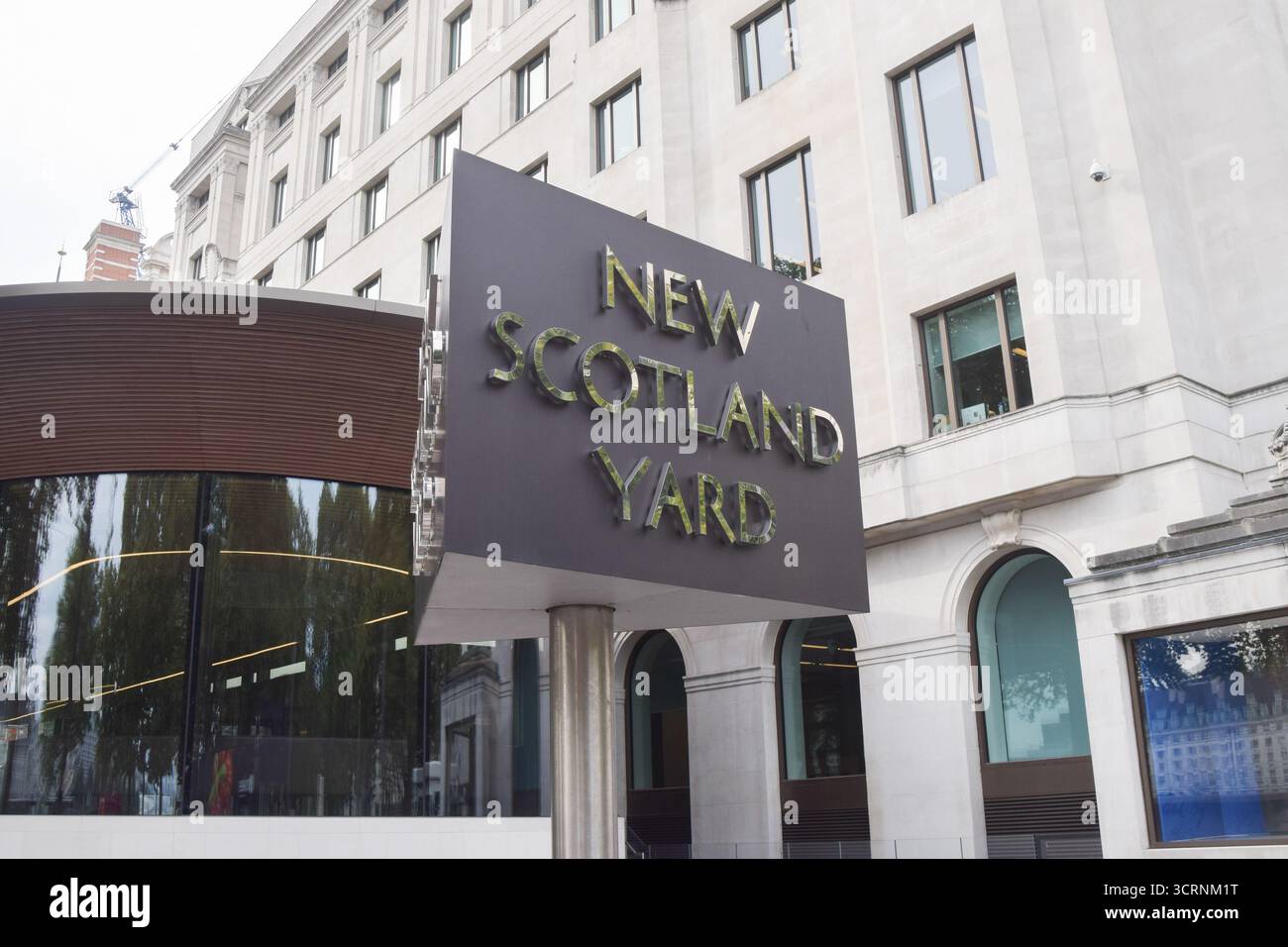 Londres, Royaume-Uni. 02 octobre 2025. Vue générale du panneau à New Scotland Yard, le siège de la police métropolitaine à Westminster, alors que neuf officiers du poste de police de Charing Cross près de Trafalgar Square sont suspendus pour cause de force excessive présumée sur les suspects, de soutien à l'extrême droite et de commentaires discriminatoires et misogynes. Crédit : SOPA images Limited/Alamy Live News Banque D'Images