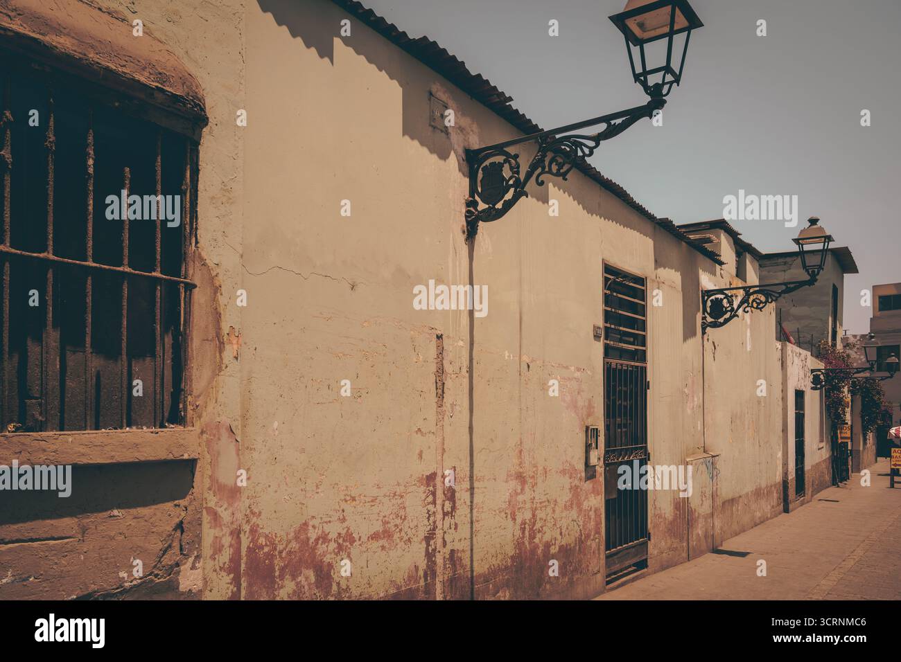 Mur colonial et lampadaires altérés à Barranco, Lima, Pérou. Banque D'Images