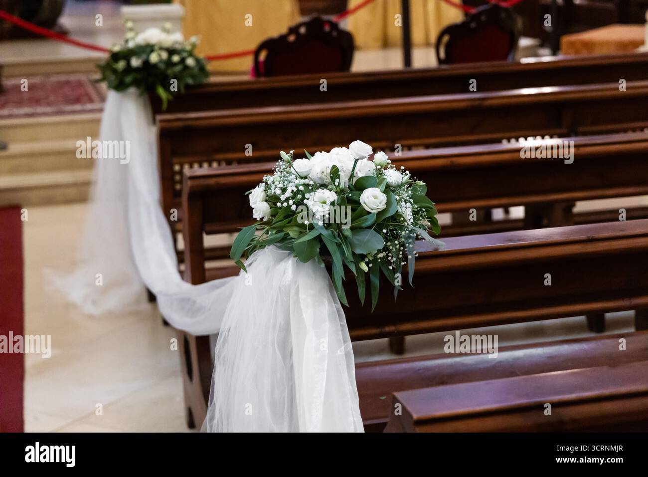 Décorations de mariage avec des rubans blancs et des fleurs. Photo de haute qualité Banque D'Images
