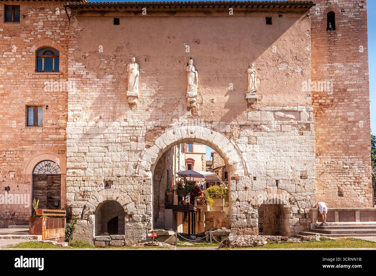 Vue pittoresque de Spello, une ville médiévale en Ombrie près de Pérouse, en Italie, célèbre pour son architecture historique, ses ruelles étroites, ses maisons en pierre et son commerce Banque D'Images