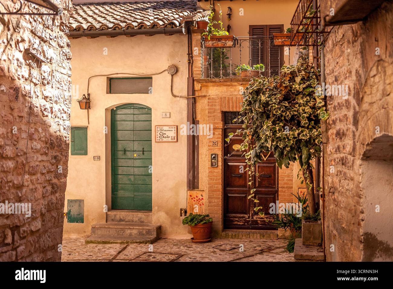 Vue pittoresque de Spello, une ville médiévale en Ombrie près de Pérouse, en Italie, célèbre pour son architecture historique, ses ruelles étroites, ses maisons en pierre et son commerce Banque D'Images