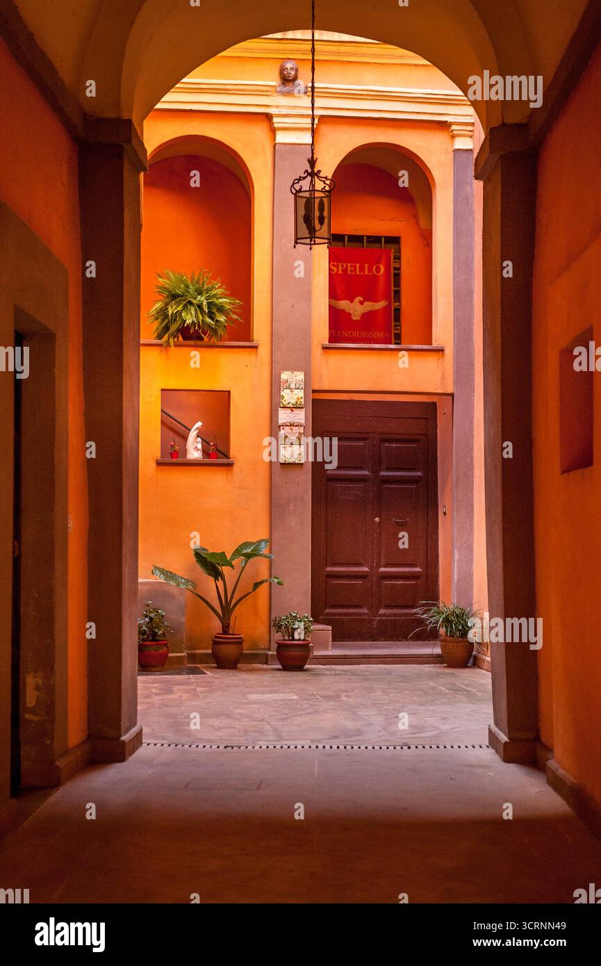 Vue pittoresque de Spello, une ville médiévale en Ombrie près de Pérouse, en Italie, célèbre pour son architecture historique, ses ruelles étroites, ses maisons en pierre et son commerce Banque D'Images