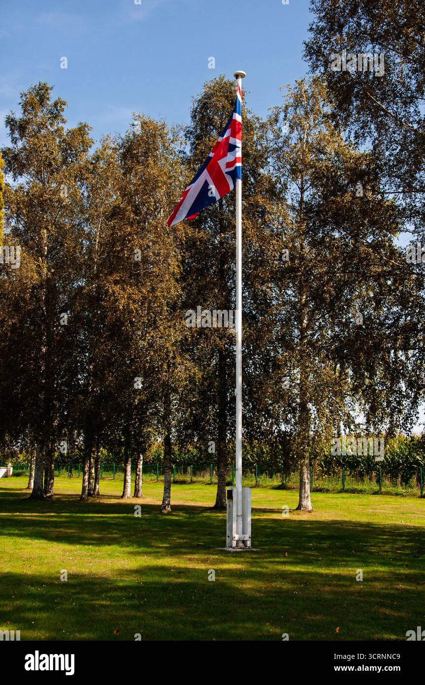 L'Union Jack vole haut sur un poteau, symbolisant la présence britannique ou la commémoration à cet endroit. Banque D'Images