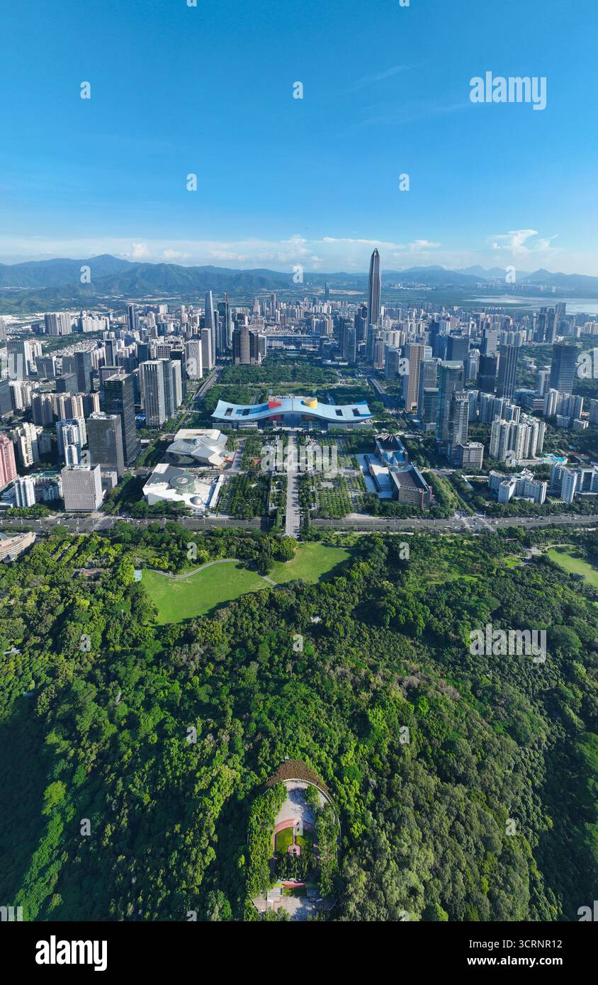Photographie aérienne du parc de montagne Lianhua dans le centre civique Futian CBD, Shenzhen Banque D'Images